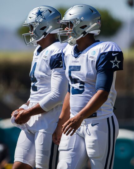 Quarterbacks Taryn Christion (5) y Dak Prescott (4) de Dallas Cowboys, el martes durante el...