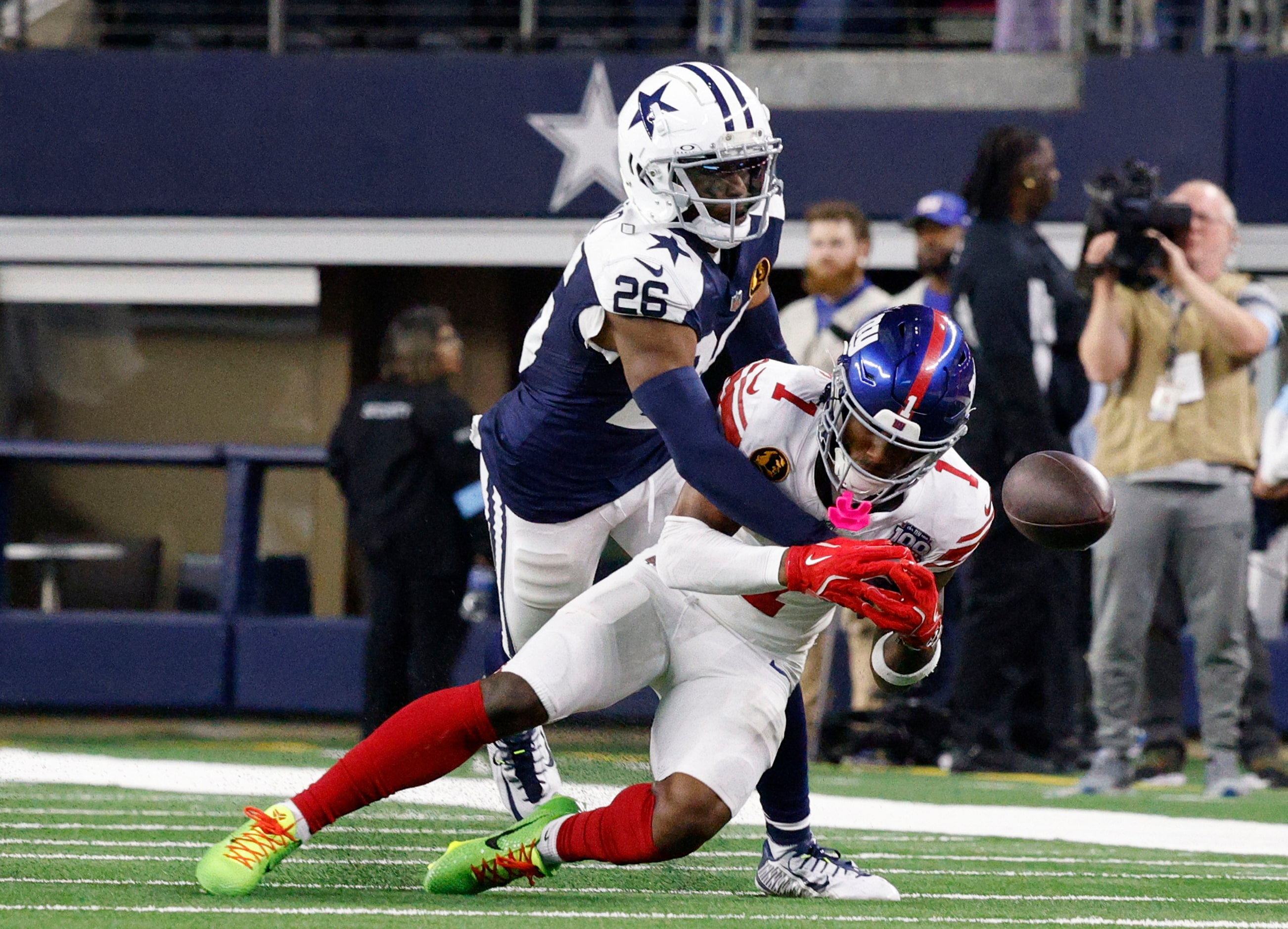 New York Giants wide receiver Malik Nabers (1) fails to make the catch against Dallas...