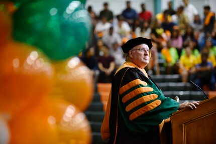 Richard Benson, presidente de UT-Dallas, durante la celebración de los 50 años de la...