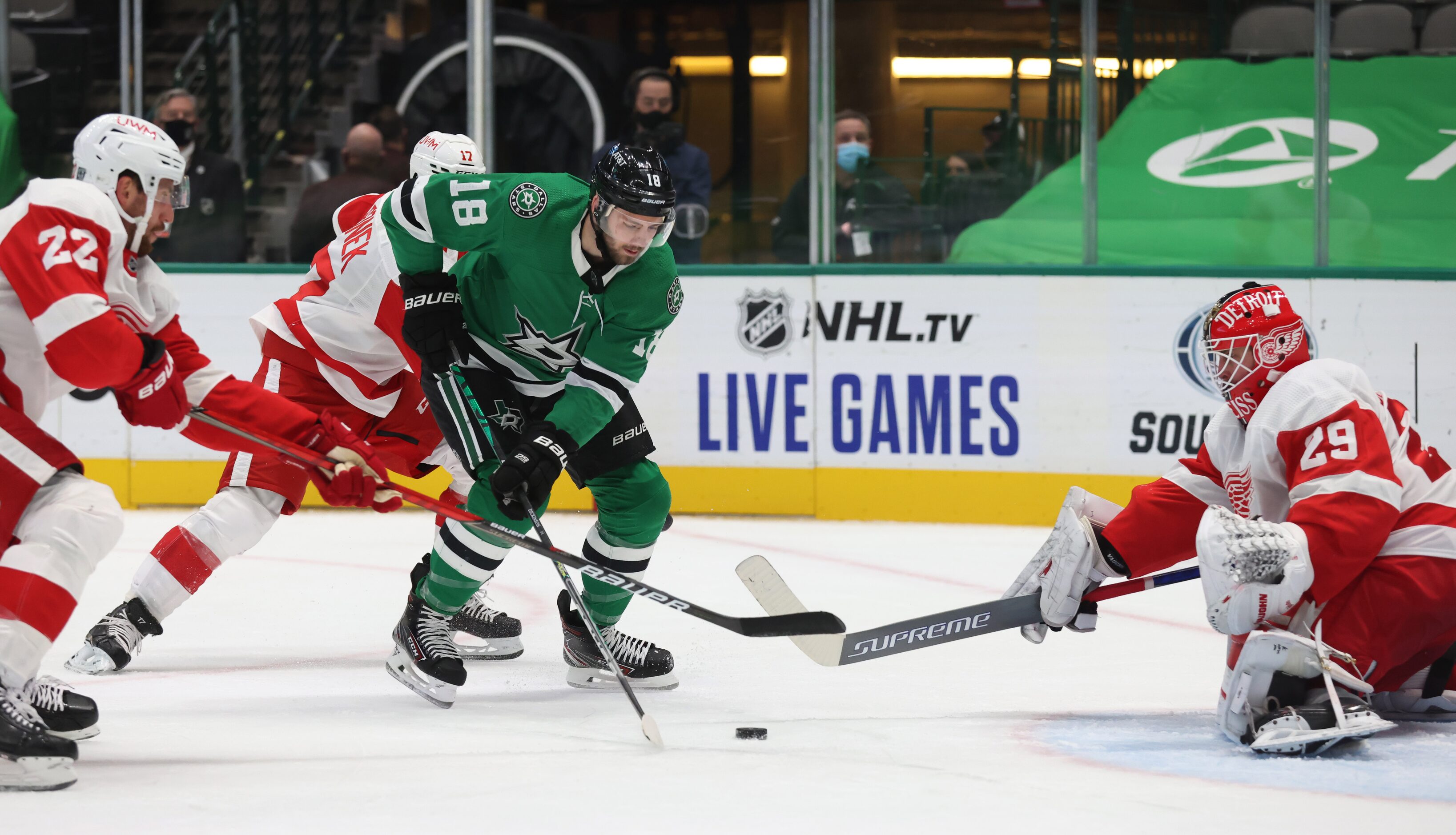 Dallas Stars center Jason Dickinson (18) looks to shoot as Detroit Red Wings defenseman...