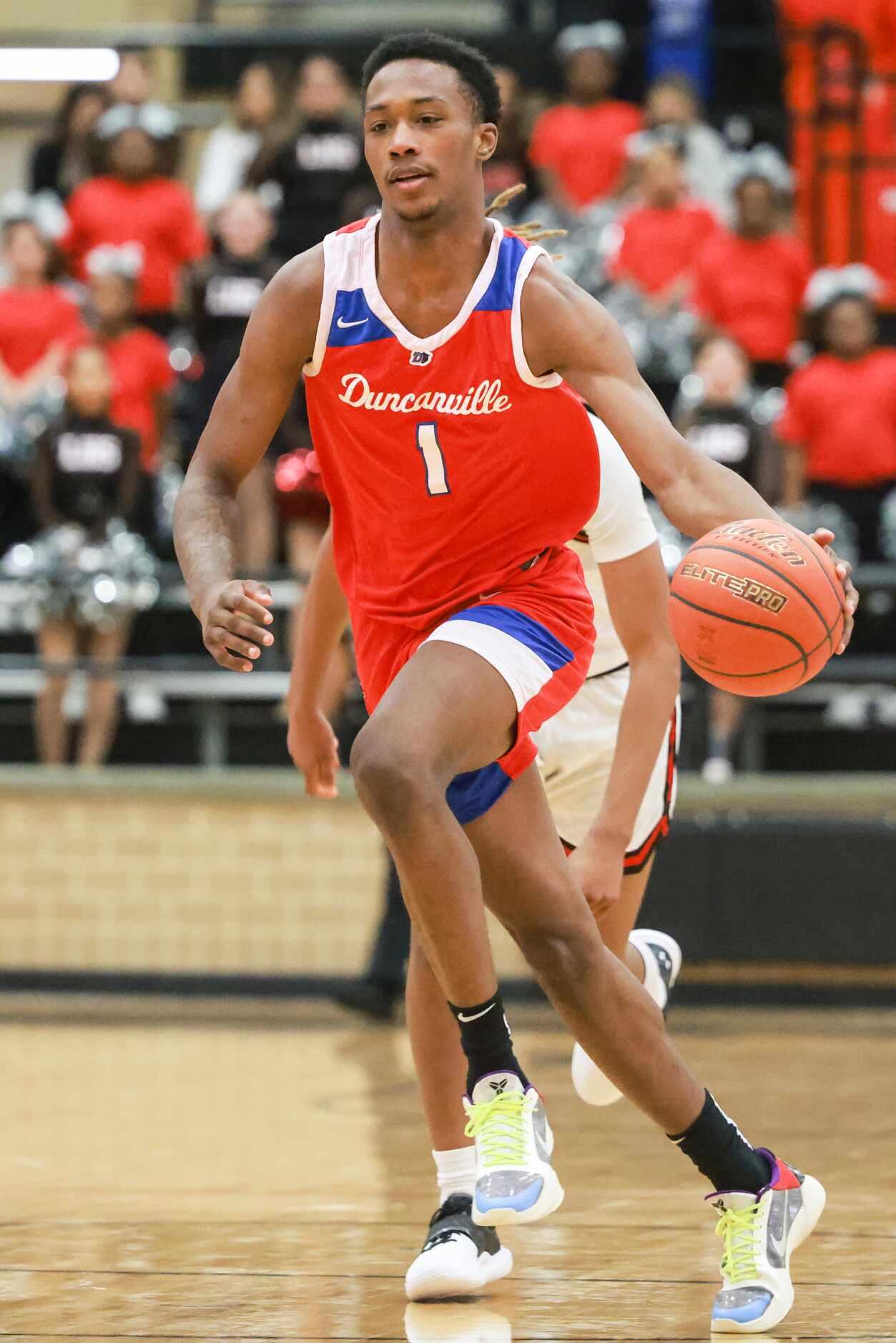 Duncanville High School’s Ron Holland (1) dribbles up the court during a game at Mansfield...