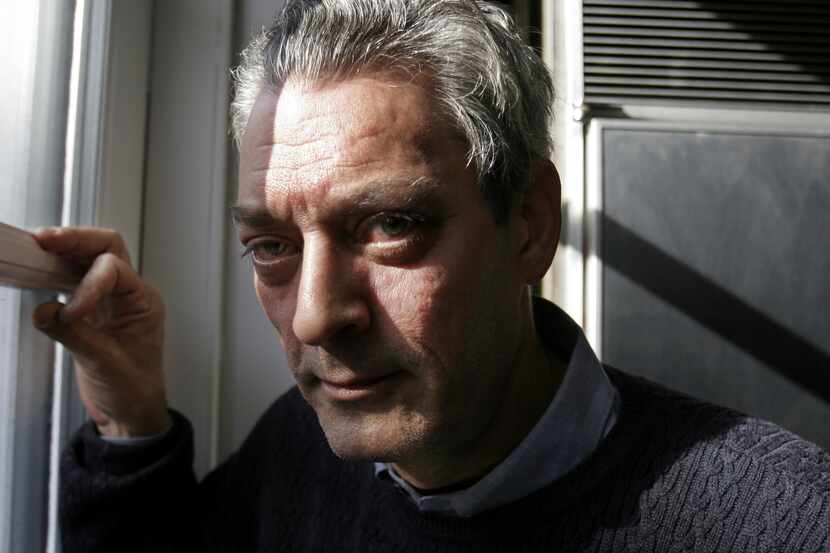 El escritor Paul Auster posa en su casa de Brooklyn, Nueva York, el 19 de enero de 2006....