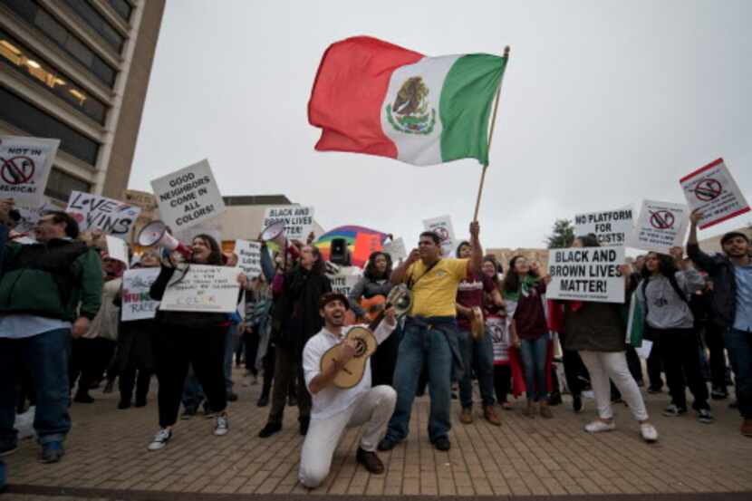 Emilio Bernal, un estudiante de Texas A&M llevó su bandera mexicana a la protesta contra el...