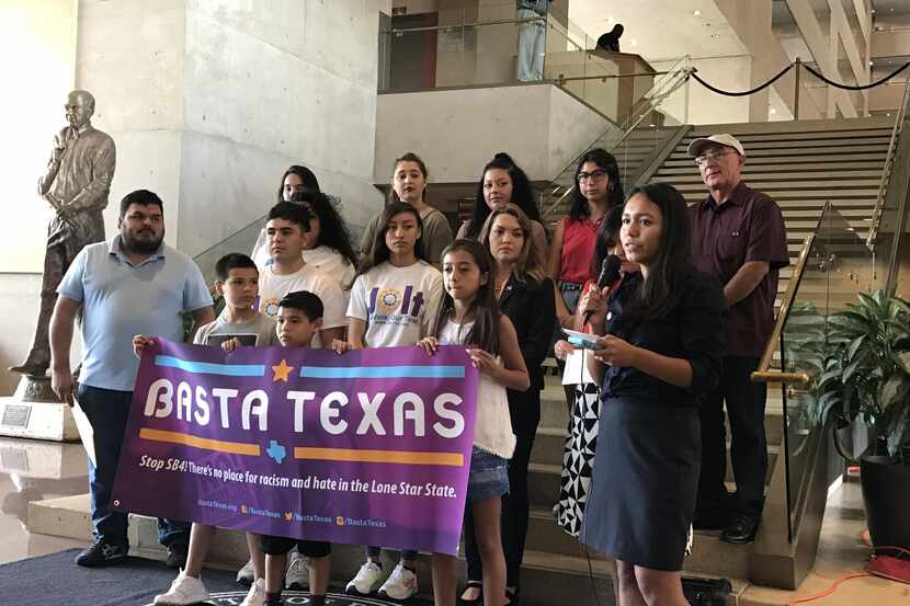 Un grupo de activistas de Arizona se unió a la campaña contra la ley SB4. MARIANA SIERRA/AL...