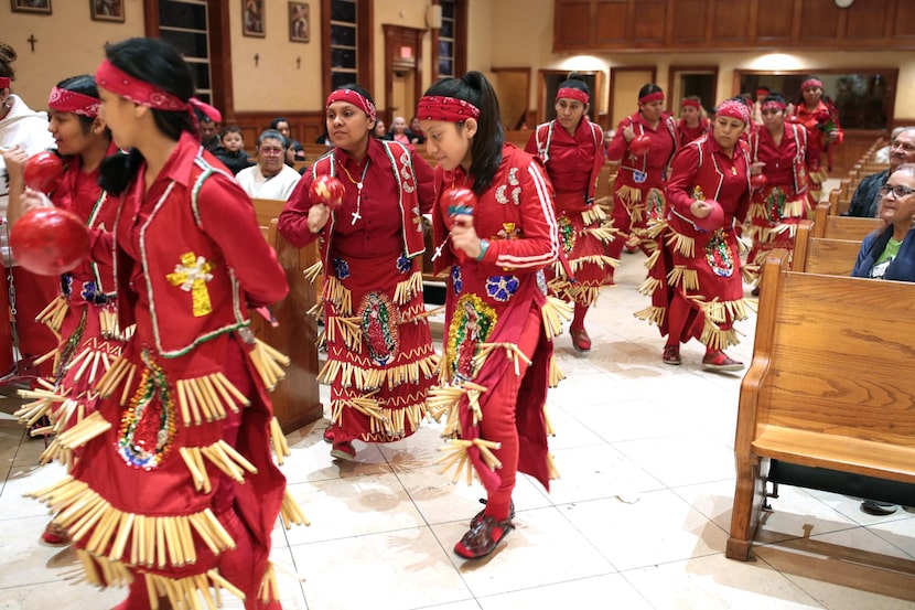 El conjunto Danza las Tres Lunas homenajeó a la Virgen de Guadalupe el luens, en la iglesia...