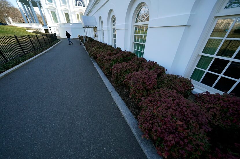 Corredores vacíos a un costado de la Casa Blanca. 