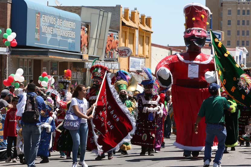 El desfile del Cinco de Mayo en la Jefferson Boulevard es un evento icónico.