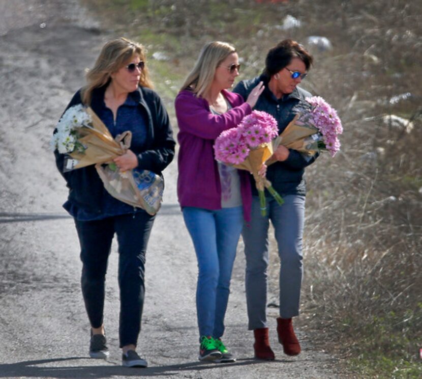 Jonni McElroy (der.) madre de Christina Morris, llega al lugar donde se encontró una...