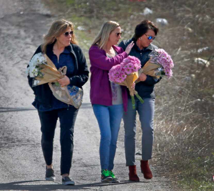 Jonni McElroy (der.) madre de Christina Morris, llega al lugar donde se encontró una...