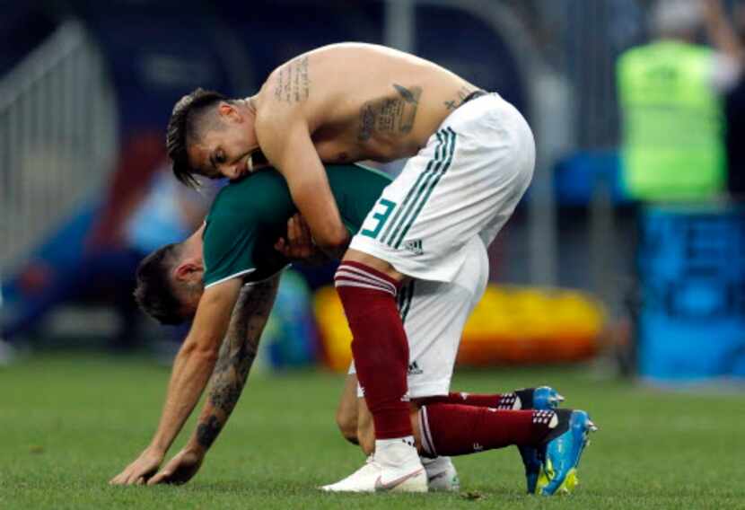 Carlos Salcedo y Miguel Layún se abrazan al final del juego. Foto AP