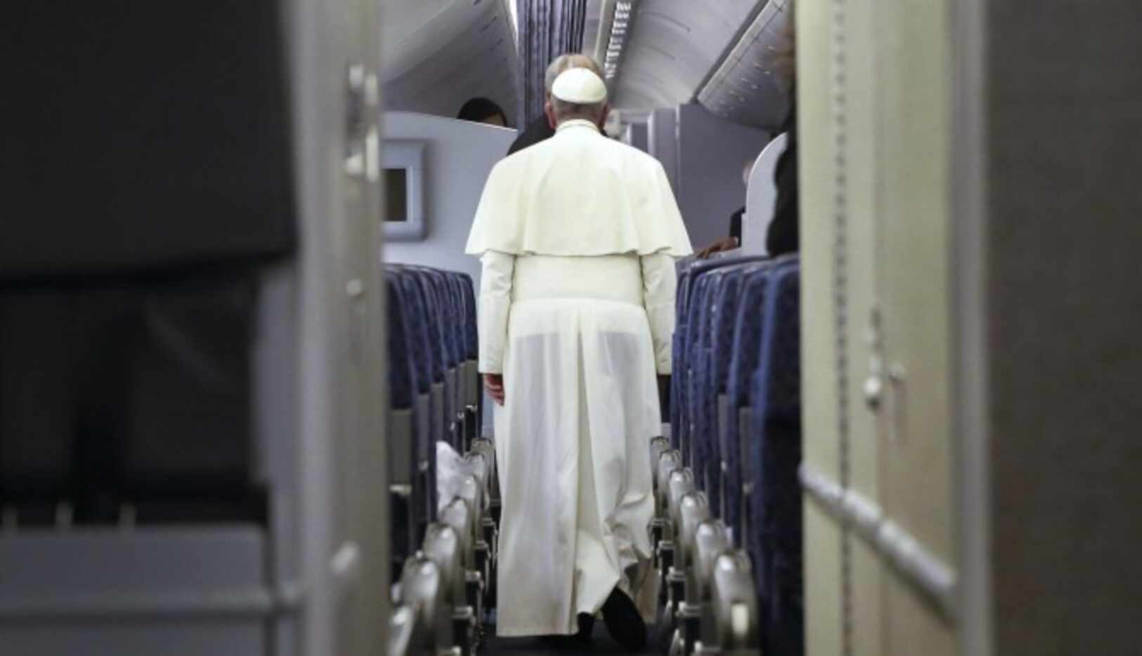 El papa Francisco a bordo del avión de regreso a Italia. (AP/TONY GENTILE)

