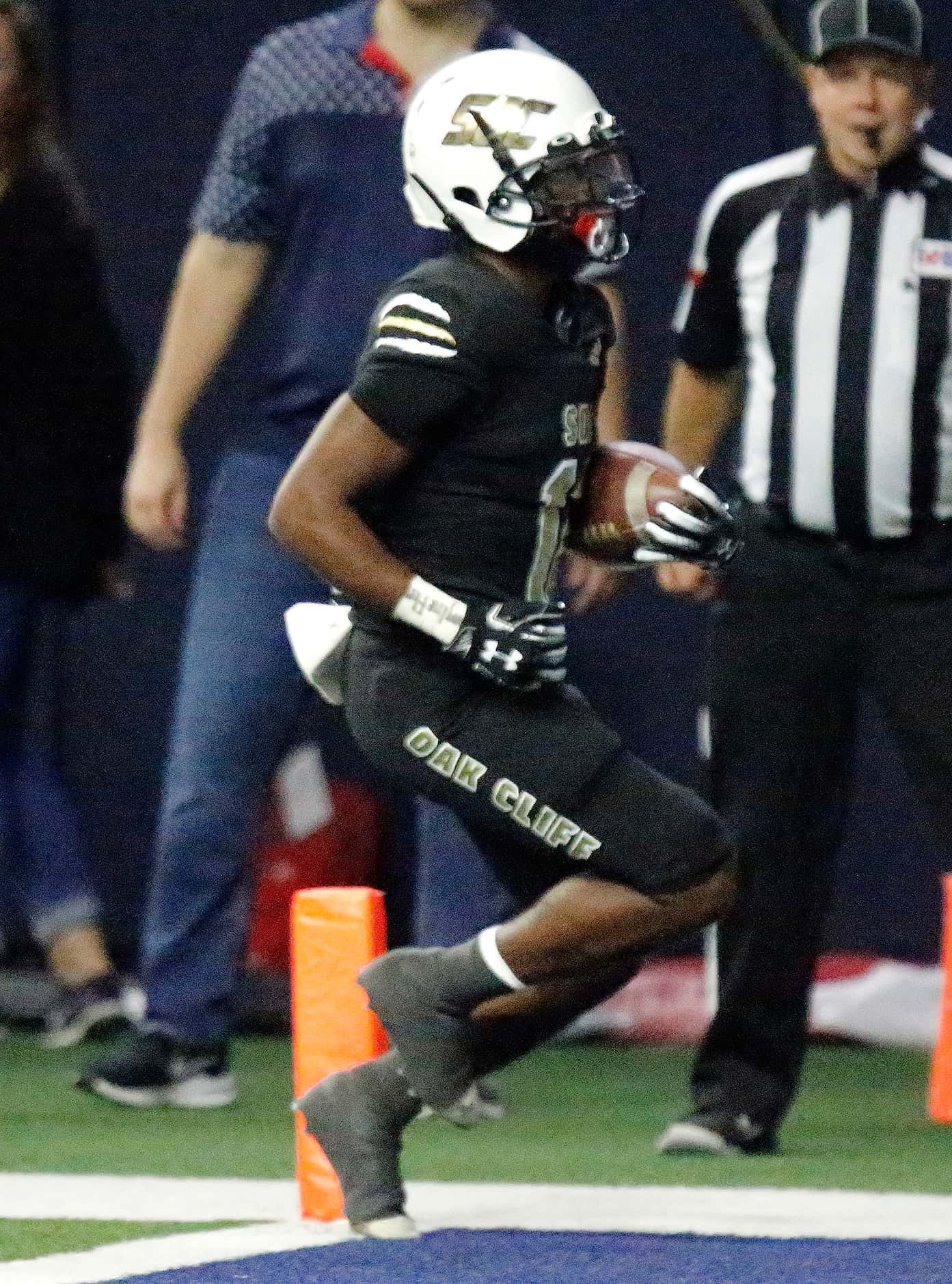 South Oak Cliff High School running back Ke'Undrae Hollywood (12) scores the second...