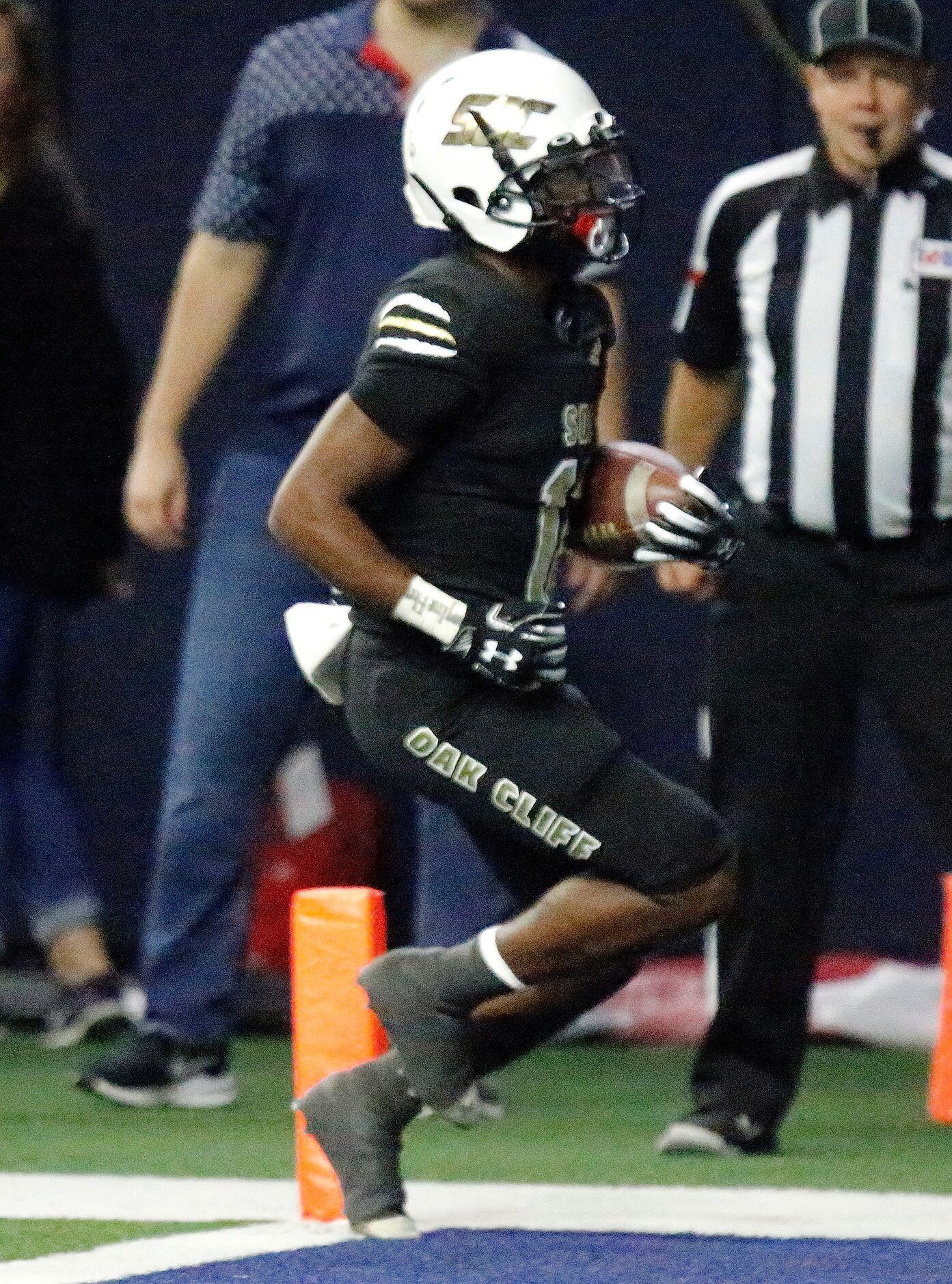 South Oak Cliff High School running back Ke'Undrae Hollywood (12) scores the second...