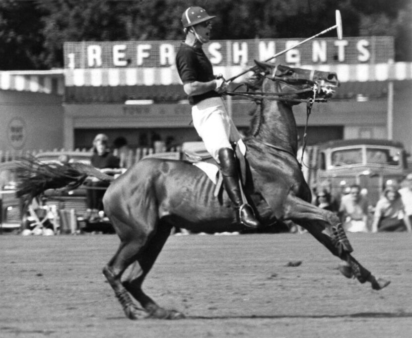 En esta foto del 20 de junio de 1965, el príncipe Felipe de Gran Bretaña durante n partido...