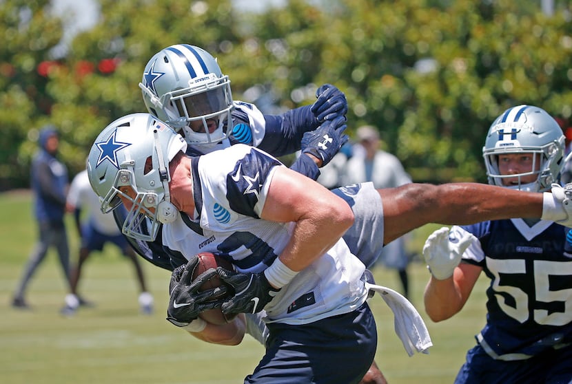 Cowboys tight end Blake Jarwin (89) pulls in a touchdown pass over safety Kavon Frazier (35)...