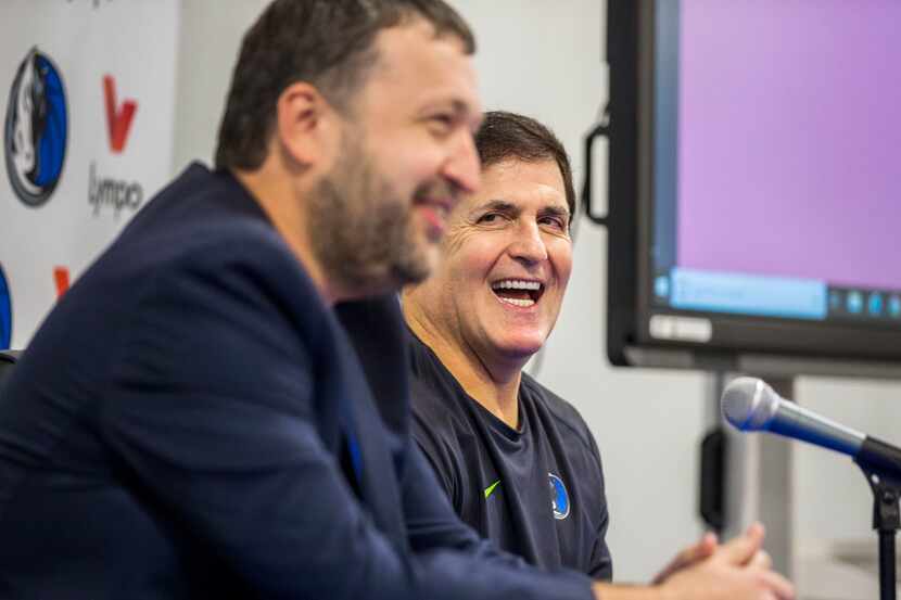 Antanas Guoga, co-founder of Lympo, left, talks with Mark Cuban, owner of the Dallas...