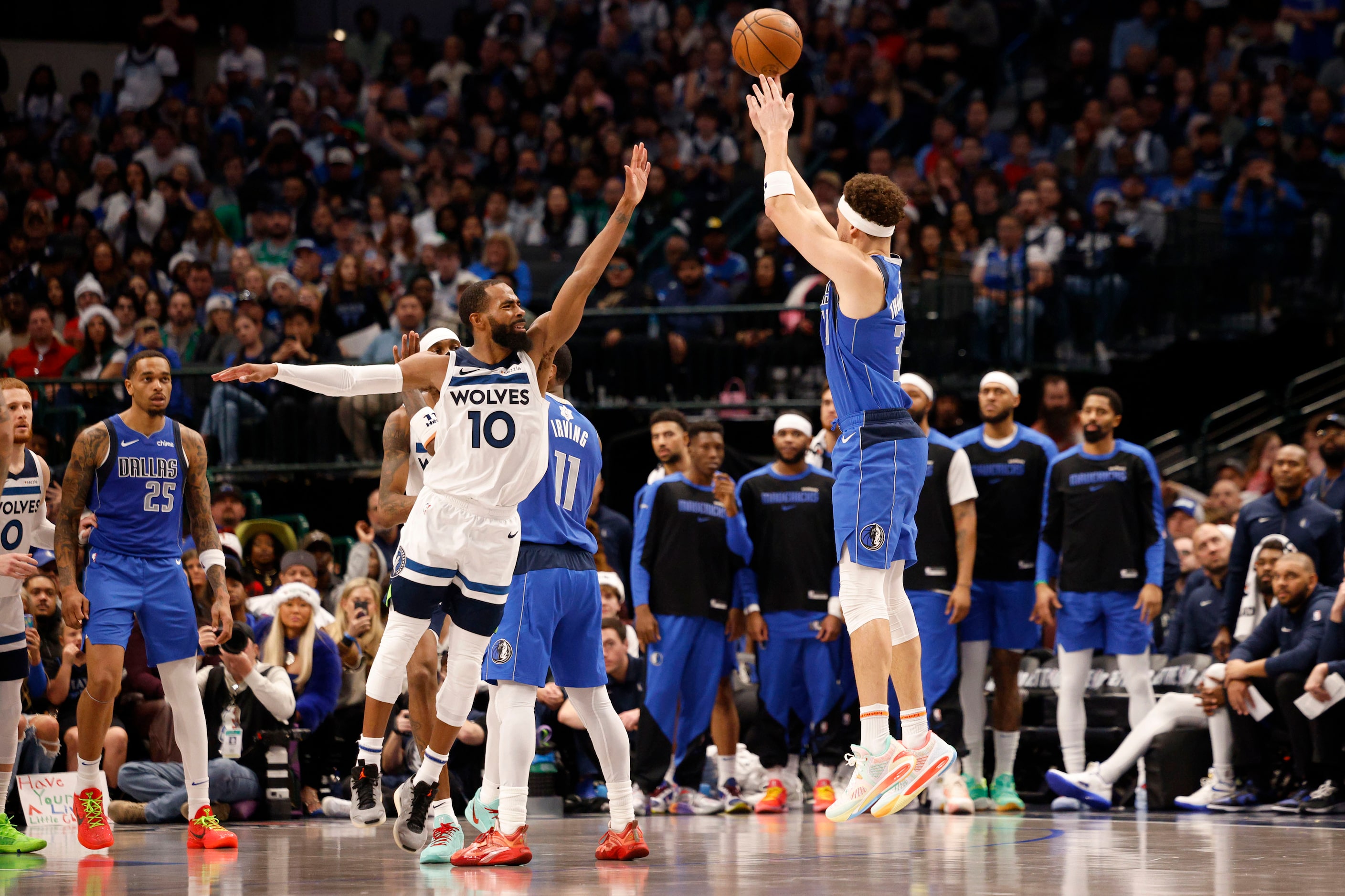 Dallas Mavericks guard Klay Thompson (31), right, scores a three-point shot to pass Reggie...