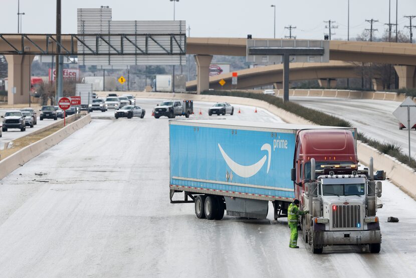 Un tráiler de Amazon se dio un trompo en la US-75 la mañana del viernes.