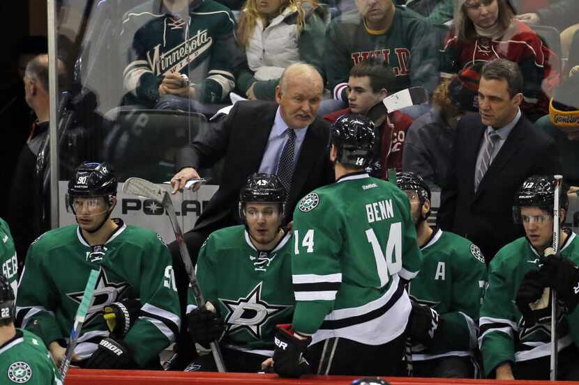 Dallas Stars head coach Lindy Ruff talks with Dallas Stars left wing Jamie Benn (14) in the...