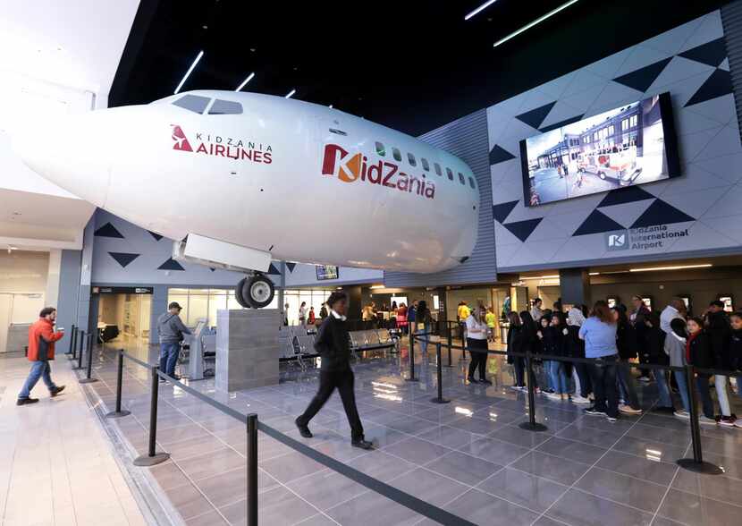 Kidzania se encuentra en el Stonebriar Centre in Frsico.