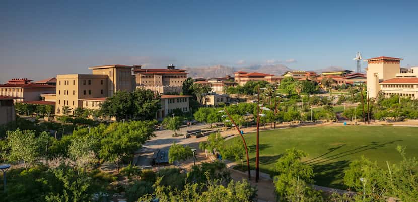 El campus de la Universidad de Texas en El Paso, caracterizado por su arquitectura de estilo...