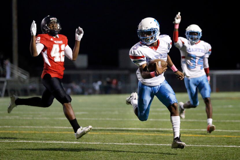 Carter High receiver Tailon Garrett (5) scores on a two-point conversion in the second...