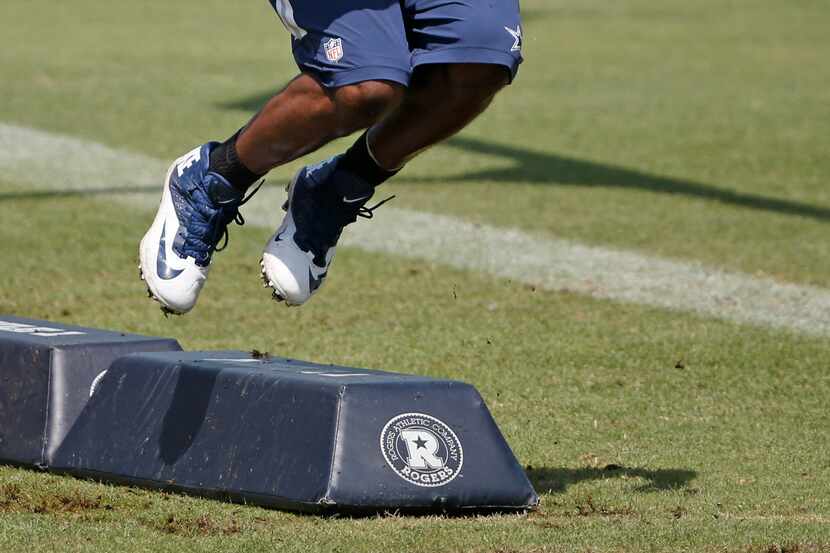 Dallas Cowboys running back Darren McFadden (20)  participates in drills during the teams'...