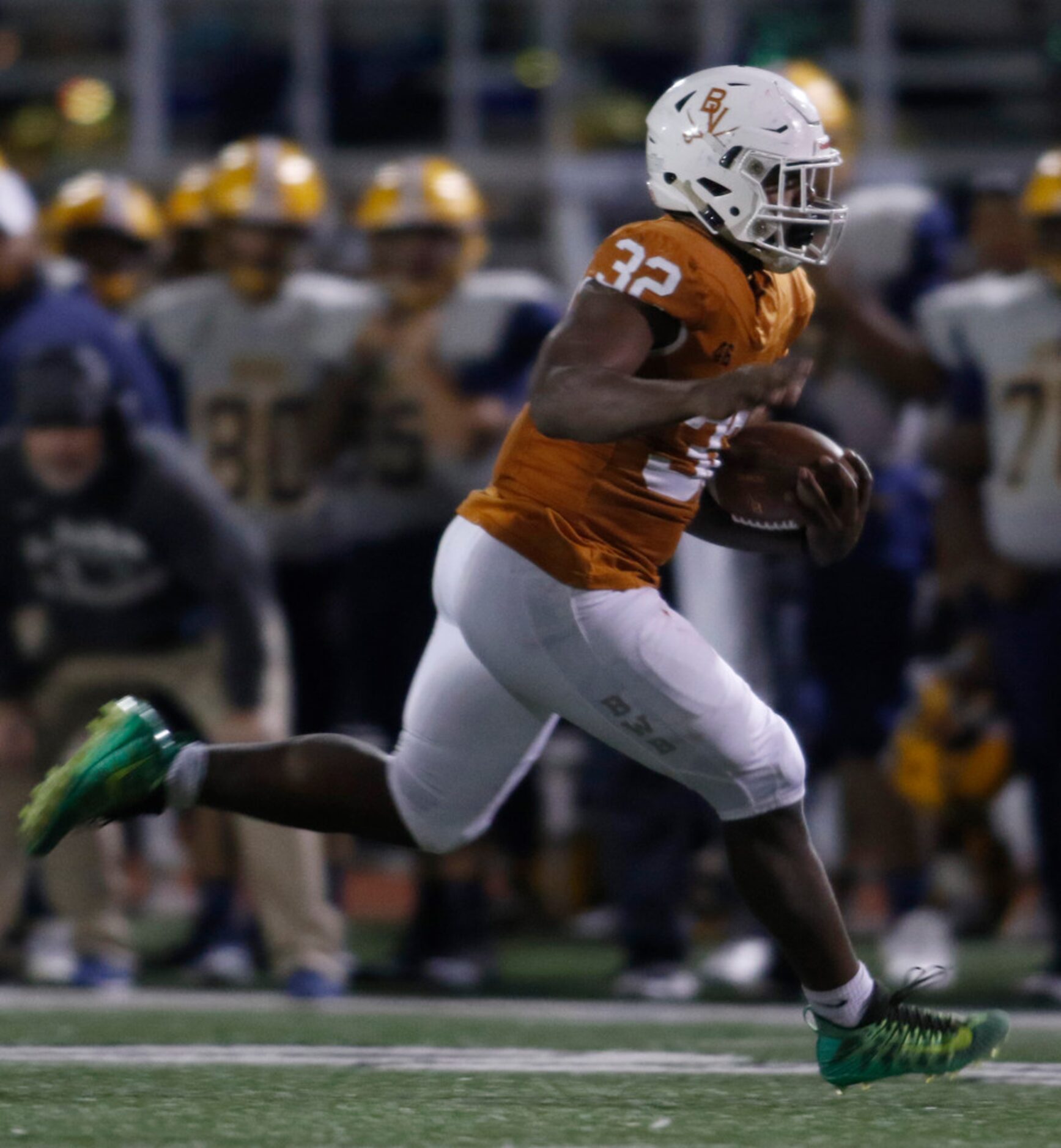 Arlington Bowie running back Marsaillus Sims (32) scampers through the Arlington Lamar...