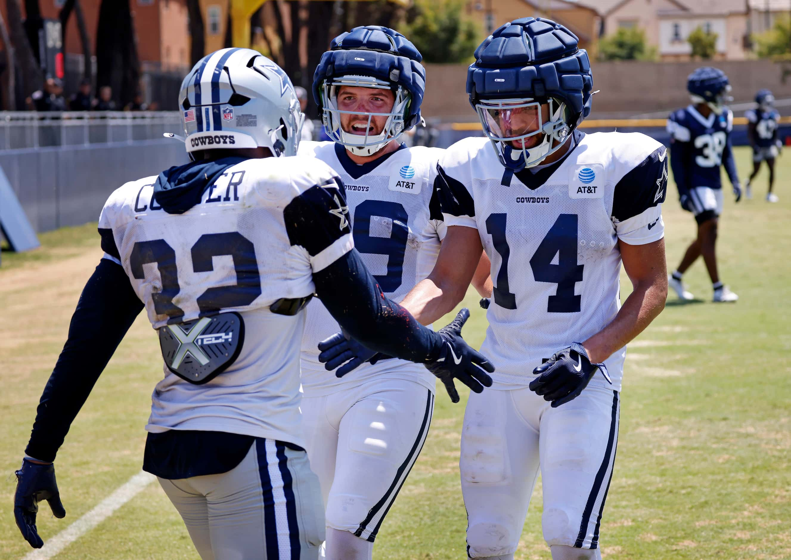 Dallas Cowboys running back Snoop Conner (32) is congratulated by tight end Peyton...