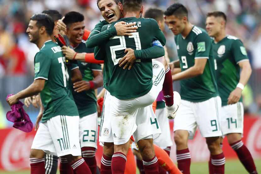 Jugadores de México celebran el histórico triunfo 1-0 sobre Alemania el domingo en Moscú, en...