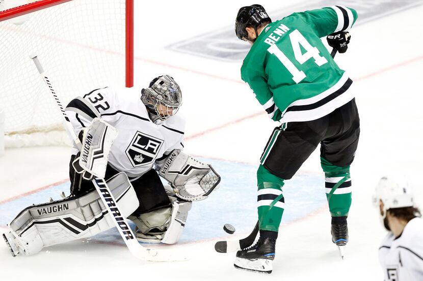 Dallas Stars left wing Jamie Benn (14) trees to get the puck past Los Angeles Kings...