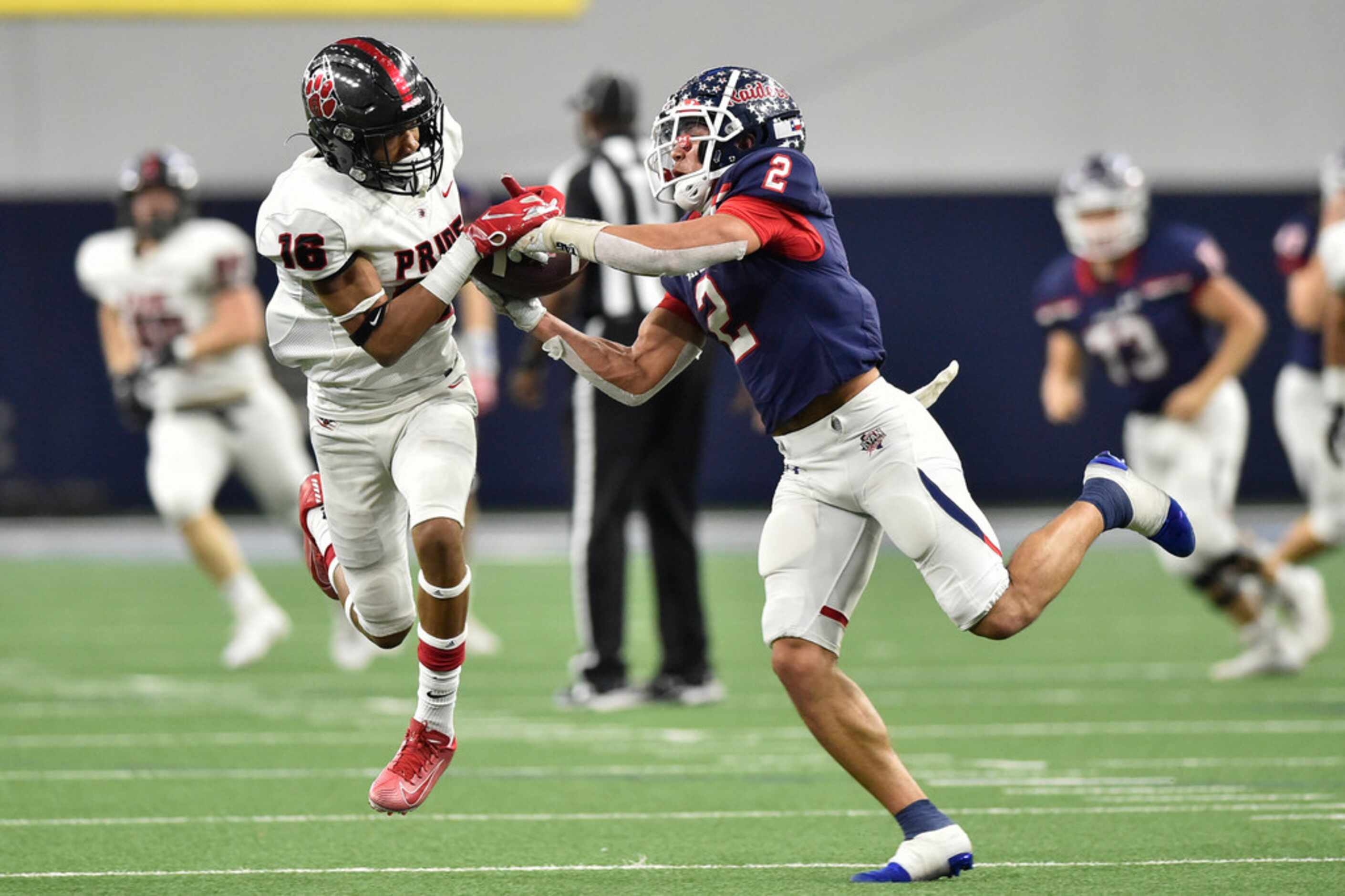 Denton Ryan vs. Colleyville Heritage.
Ryan wide receiver Billy Bowman Jr. (2) and Heritage...