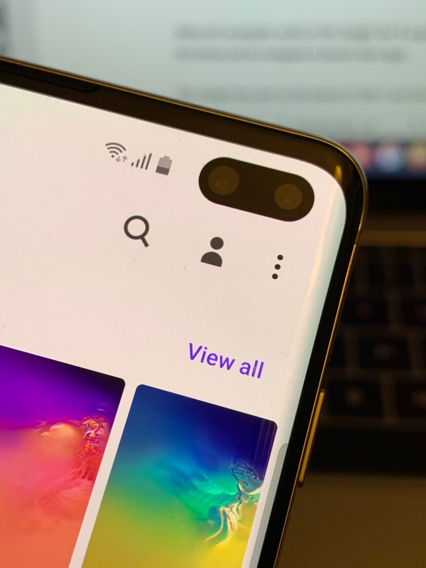 There are dual front cameras on the S10+