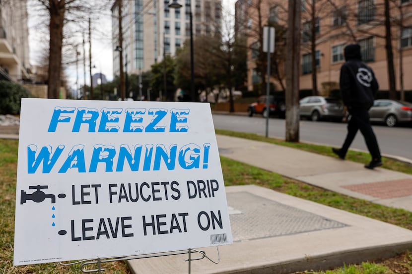 A sign outside an Oak Lawn apartment complex warns residents of freezing temperatures in...