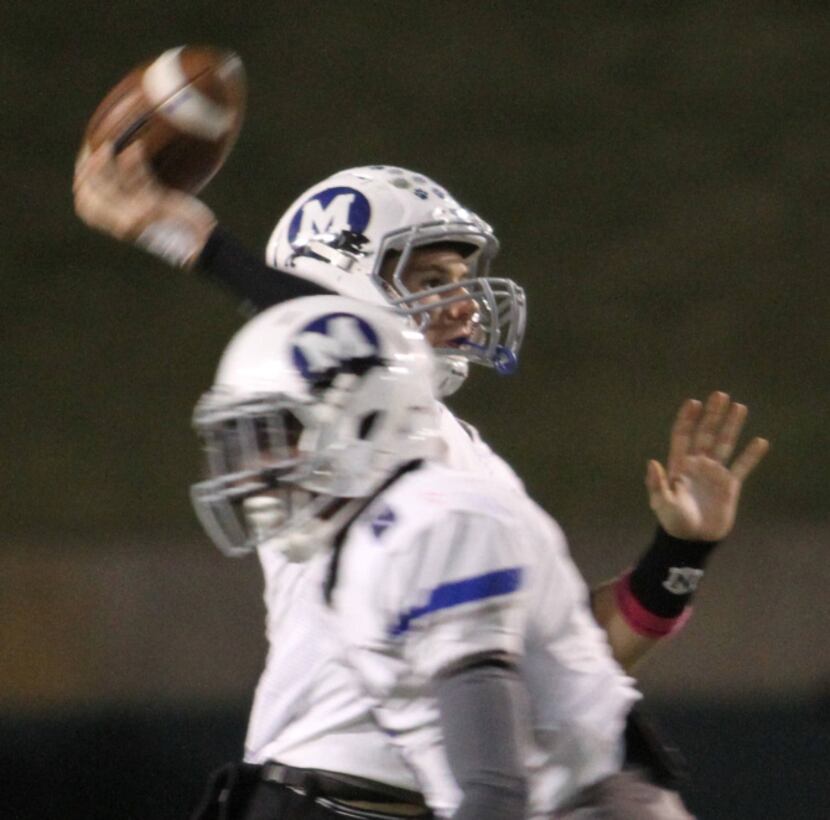 Dallas Skyline's Carlos Strickland (9) tries to bring in a pass in the endzone during the...