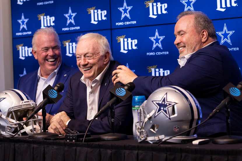 De izquierda a derecha: el vicepresidente ejecutivo de los Dallas Cowboys, Stephen Jones, el...