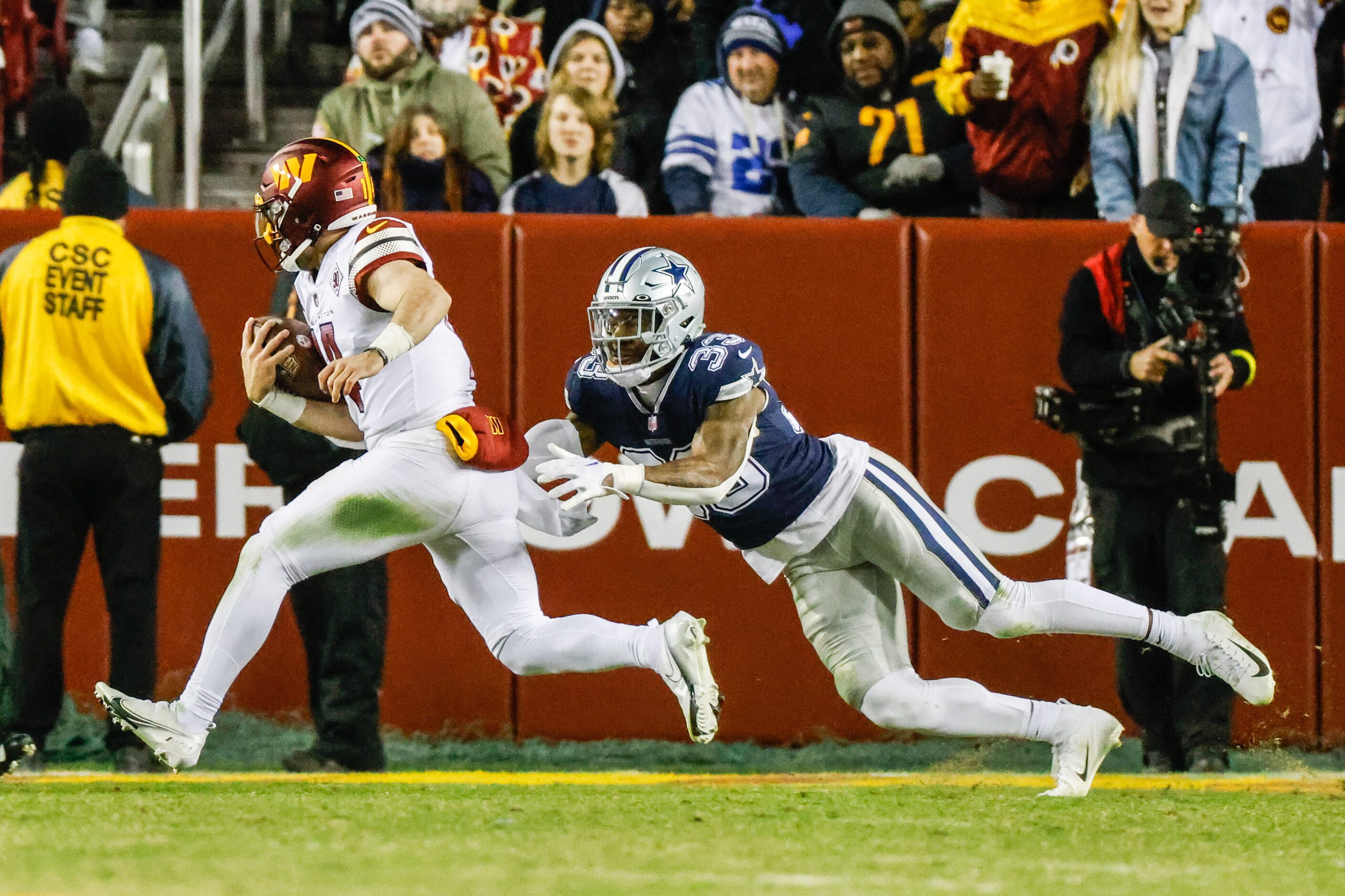 Dallas Cowboys linebacker Damone Clark (33) tries to tackle Washington Commanders...