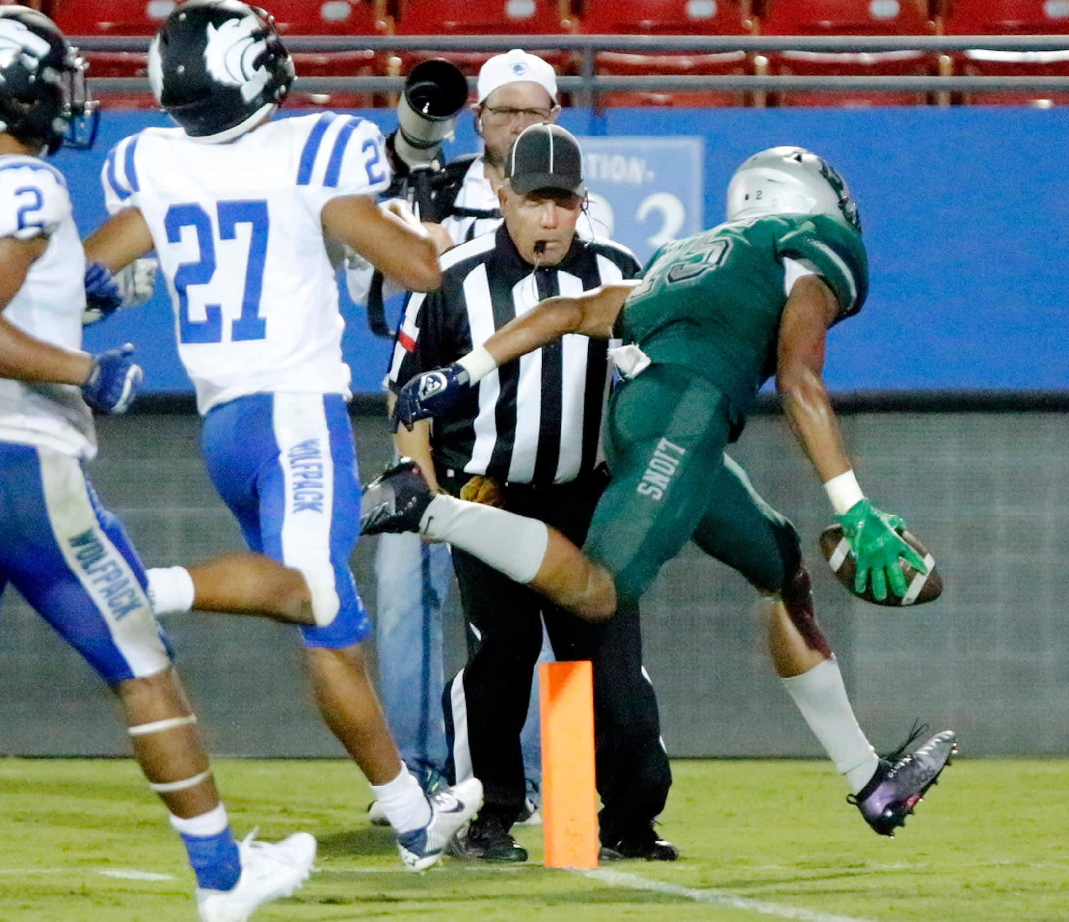 Reedy High School wide receiver Zion Washington (15) outruns Plano West High School safety...