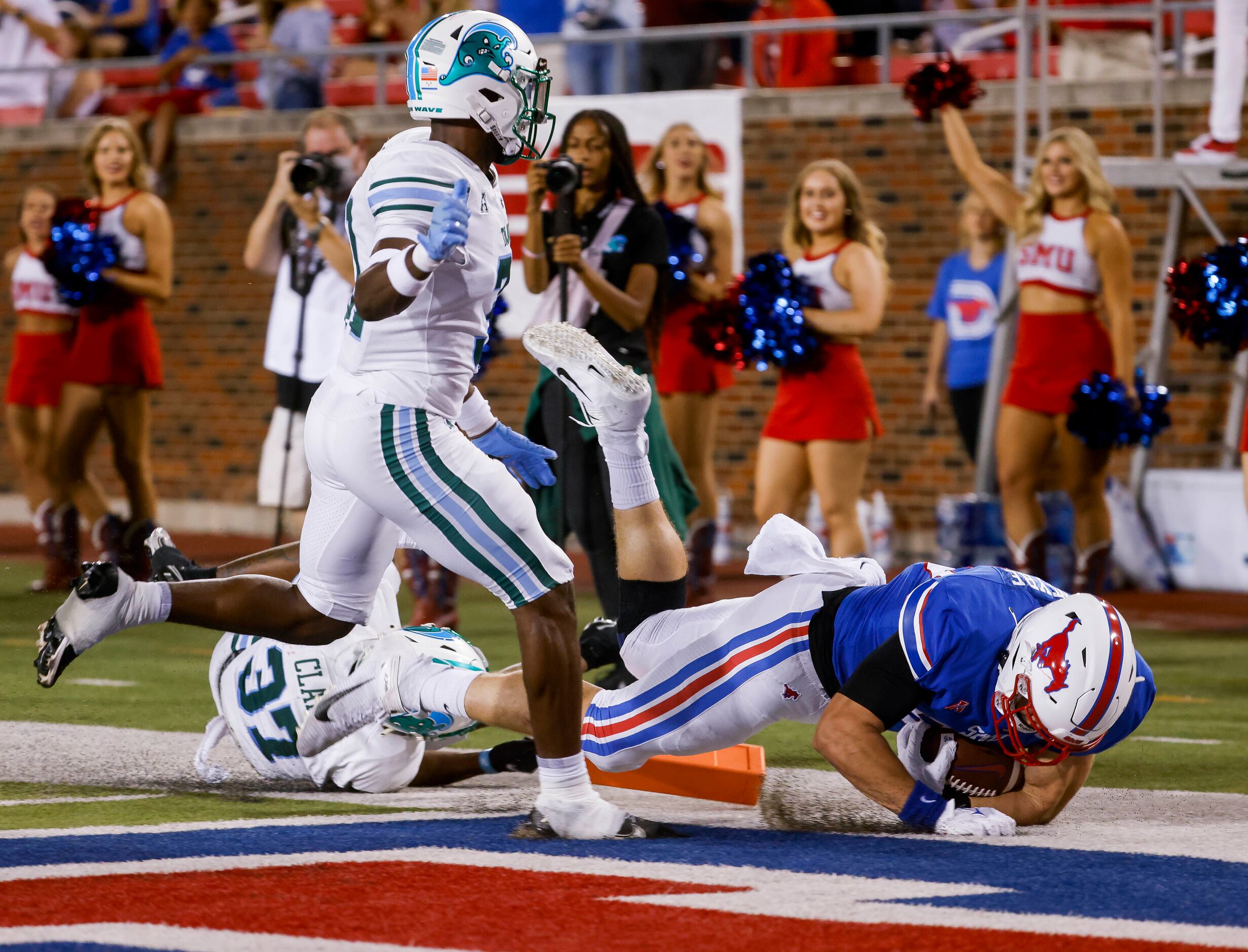 Southern Methodist Mustangs tight end Tommy McIntyre (86) falls in for a touchdown during...