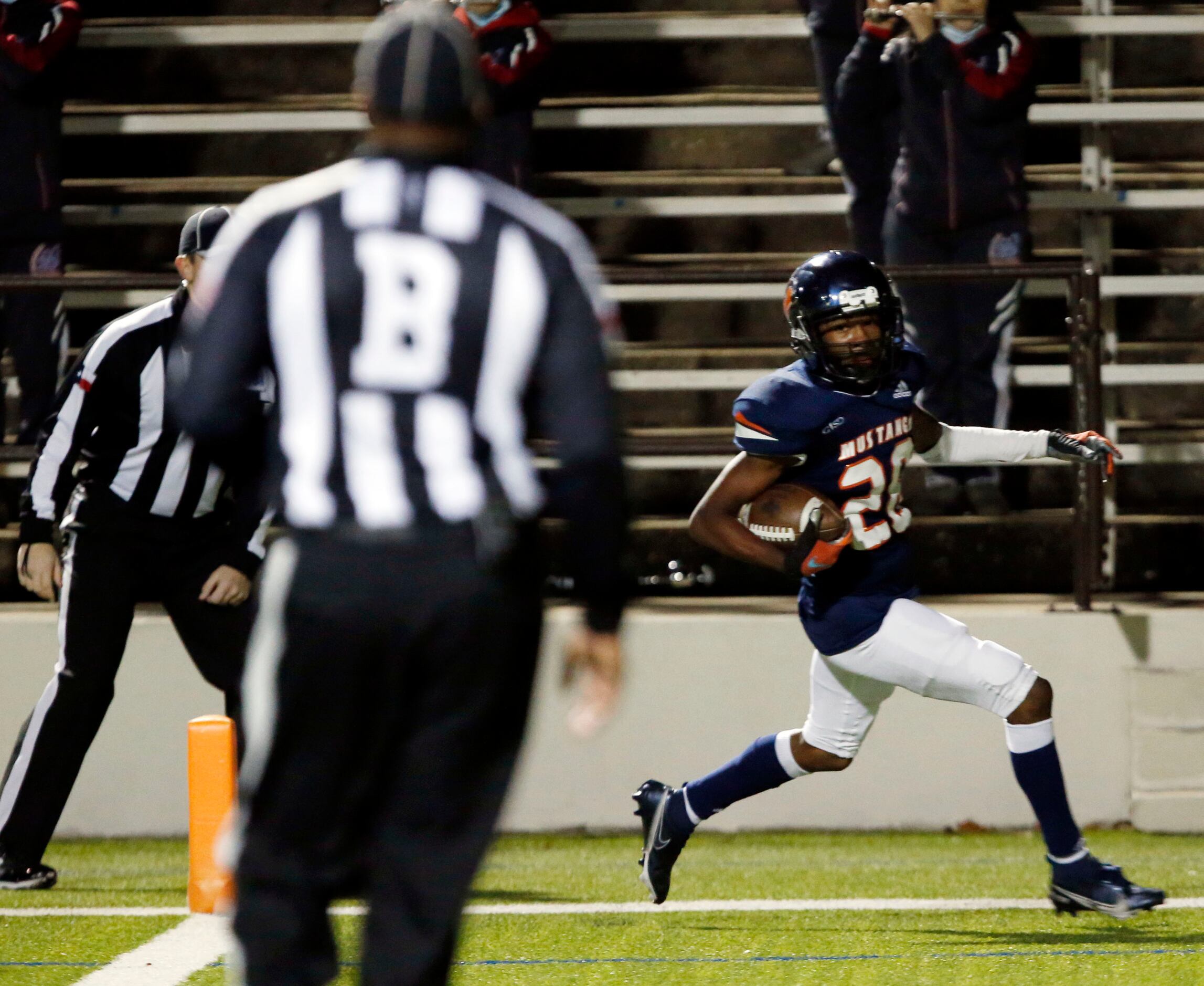 Sachse’s Jacorrie Mims (28) rambles into the end zone for a touchdown during the first...