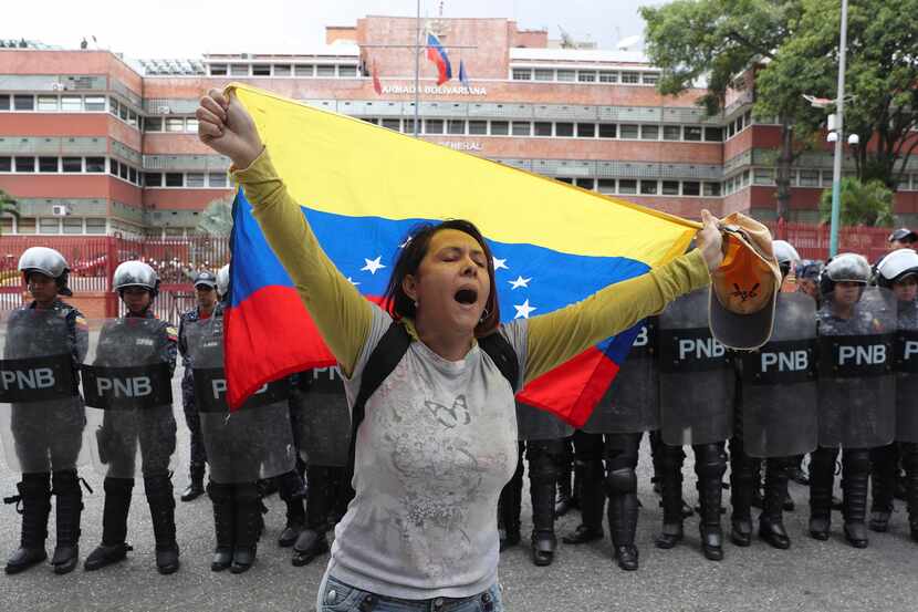 Una de las personas que protestaron el 4 de mayo ante el gobierno de Nicolás Maduro en...