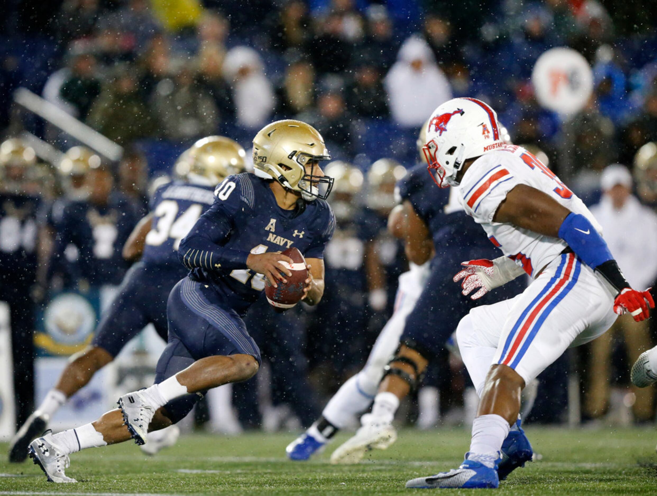 Navy Midshipmen quarterback Malcolm Perry (10) keeps the ball and runs for the go-ahead...
