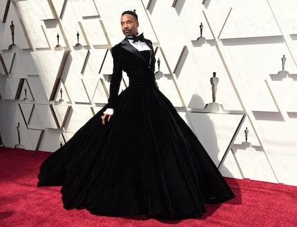 En esta fotografía de archivo del 24 de febrero de 2019 Billy Porter luce un esmoquin de...