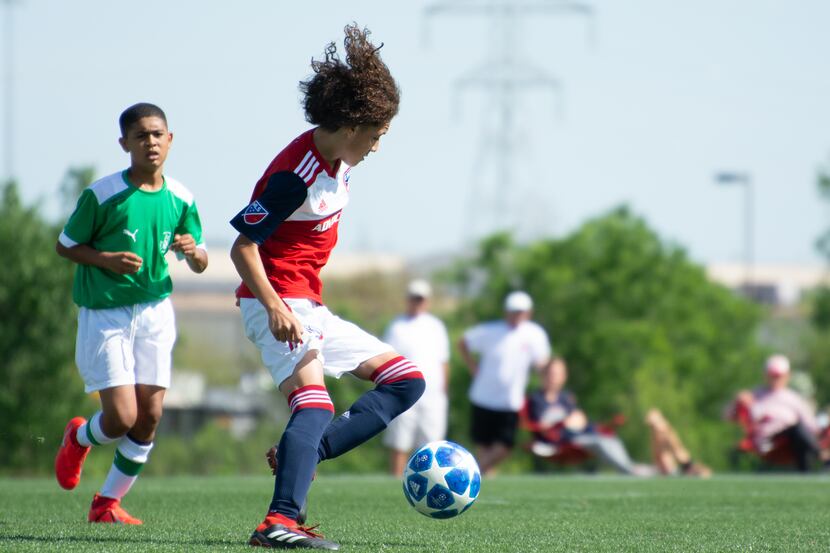 Anthony Ramirez on the ball for the FC Dallas U14s against Ikapa United in the 2019 Dallas Cup.