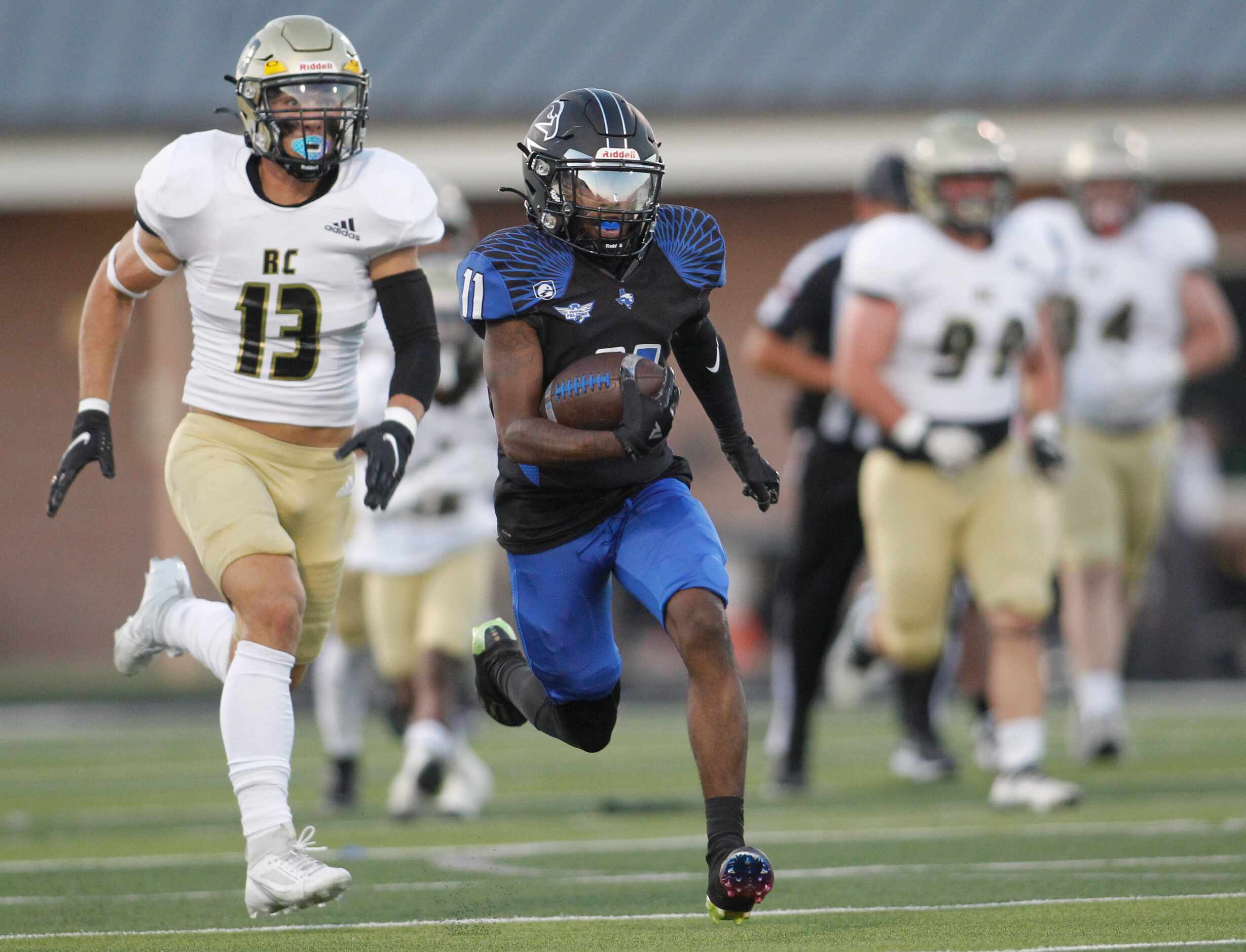 North Forney receiver Jaquarion Robinson (11) sprints past the defensive pursuit of Royse...