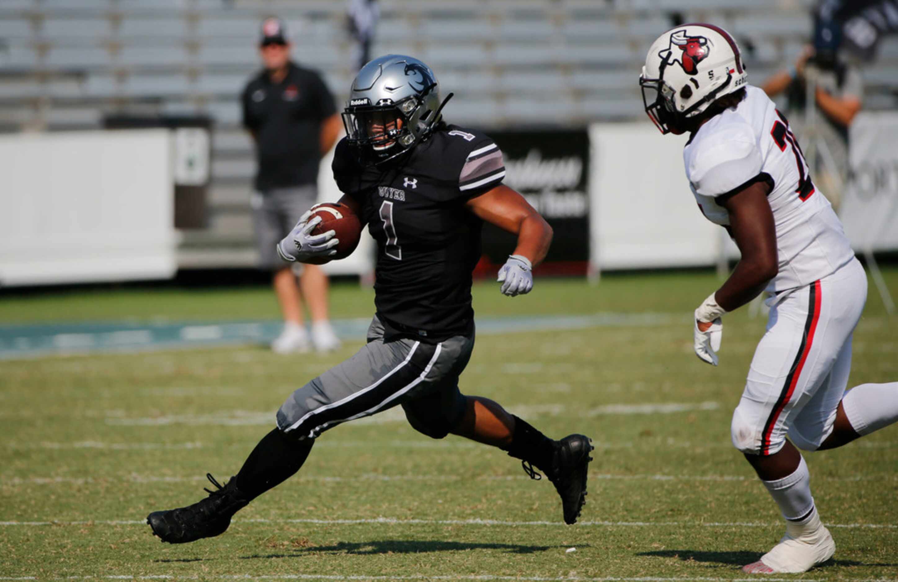 Denton Guyer running back Kaedric Cobbs (1) plays against Cedar Hill during the first half...