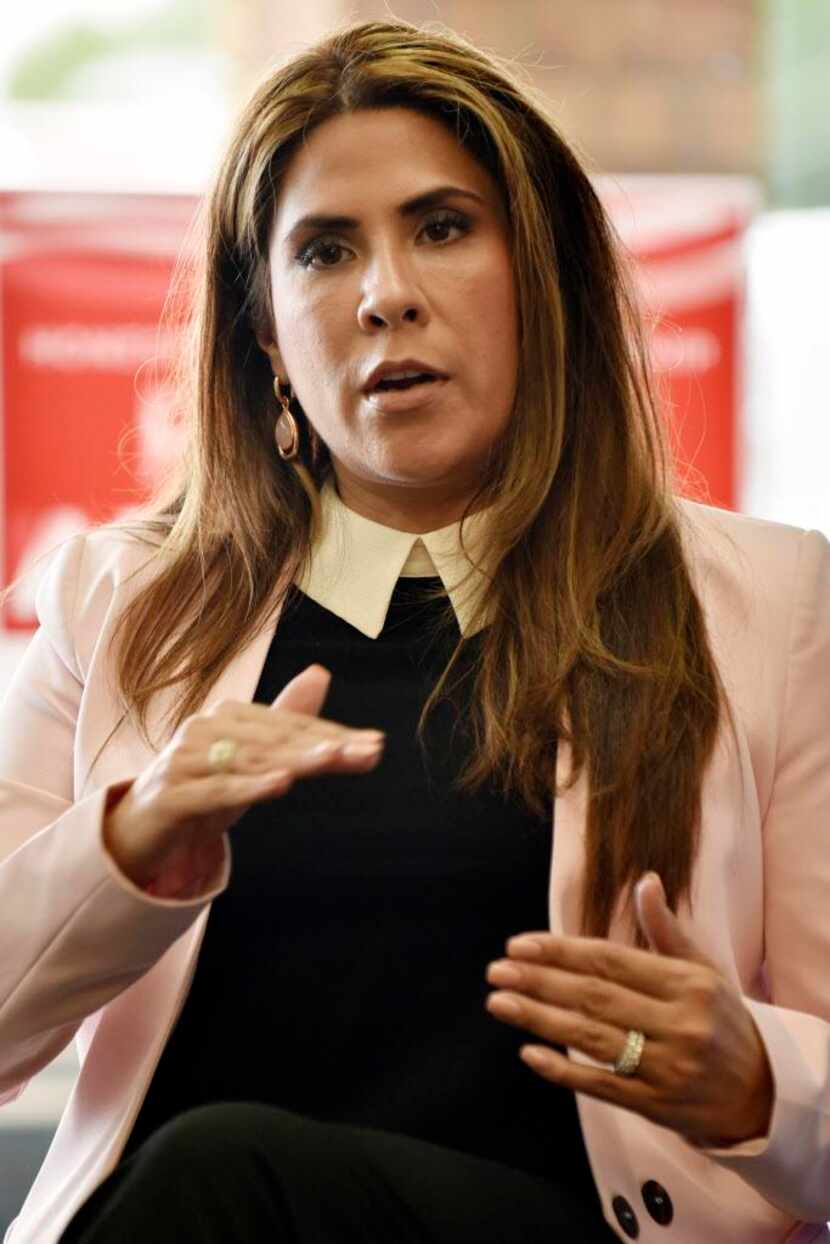 Deanna Metzger no habla en español en su campaña e insiste en que todos deben hablar inglés...