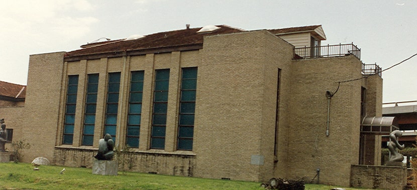 A 1988 photo of the building that once served as the synagogue for the Tiferet Israel...