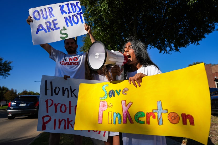 La estudiante de quinto grado de Pinkerton Elementary School, Niah Patel, participa de una...