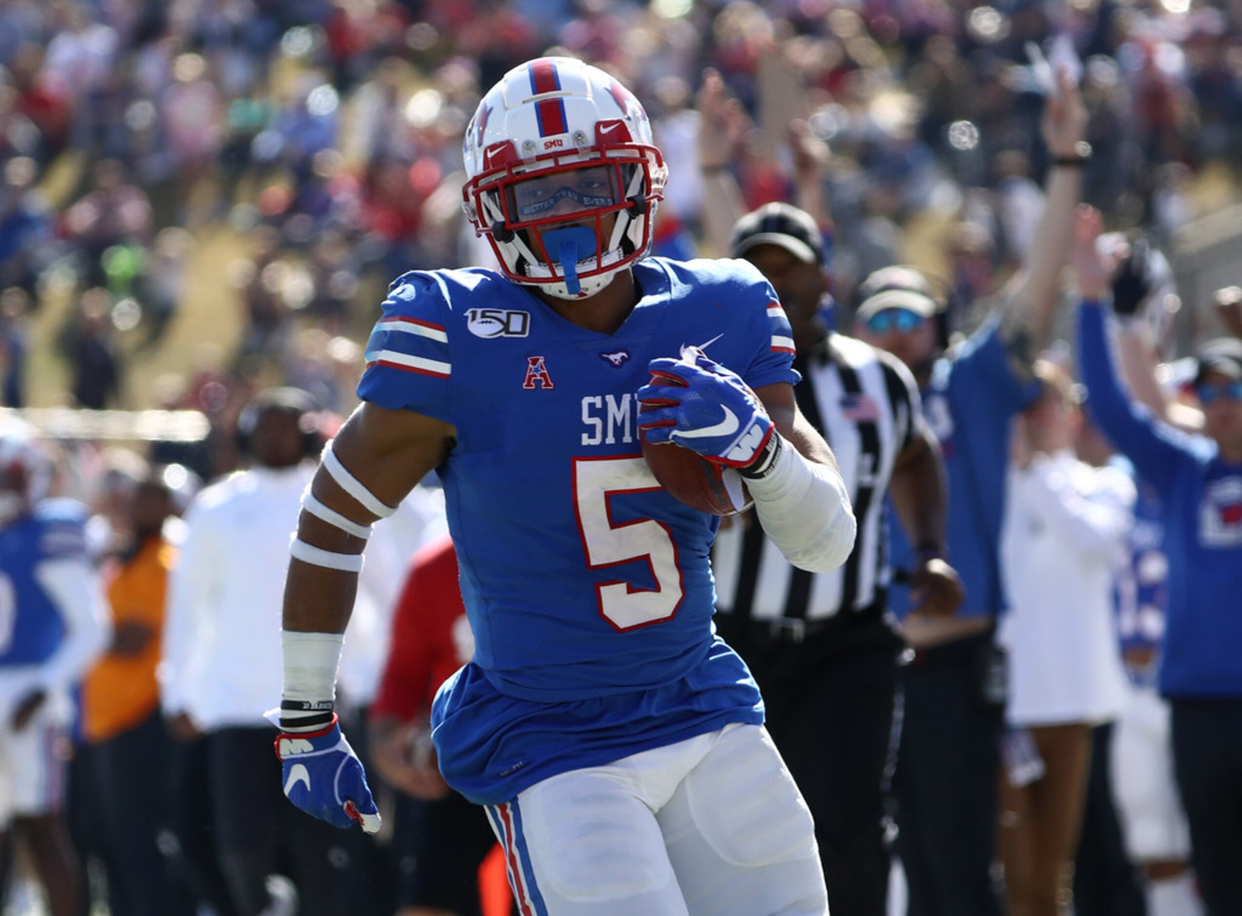 DALLAS, TEXAS - NOVEMBER 09:  Xavier Jones #5 of the Southern Methodist Mustangs runs for a...